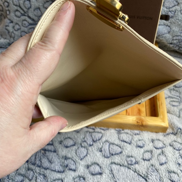 COPY - Louis Vuitton Mahina Portefeuille Amelia Long Wallet - Picture 7 of 16